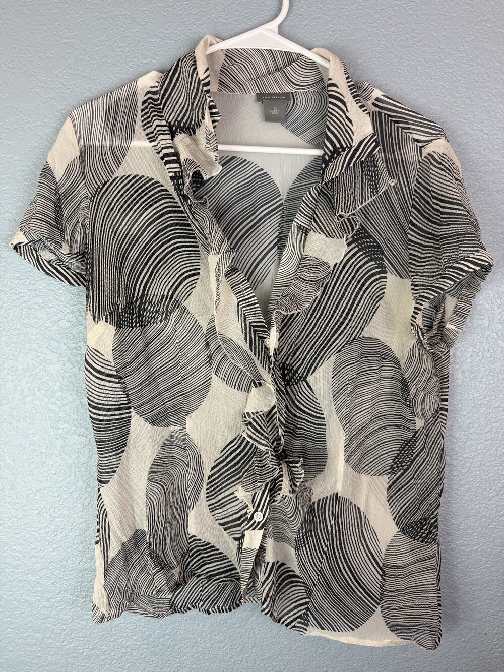 Ann Taylor Shirt Womens 12 Black White Silk Ruffle Front Short Sleeve Blouse Top